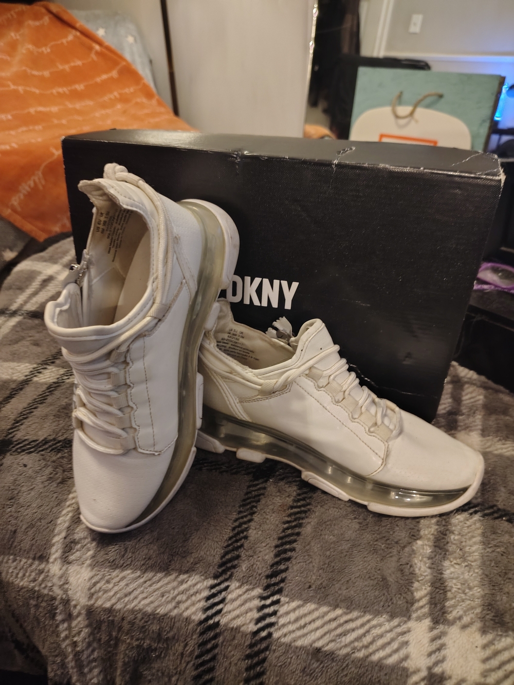 Pre -owned DKNY Women's White Low-Top Sneakers with Transparent Sole With Box